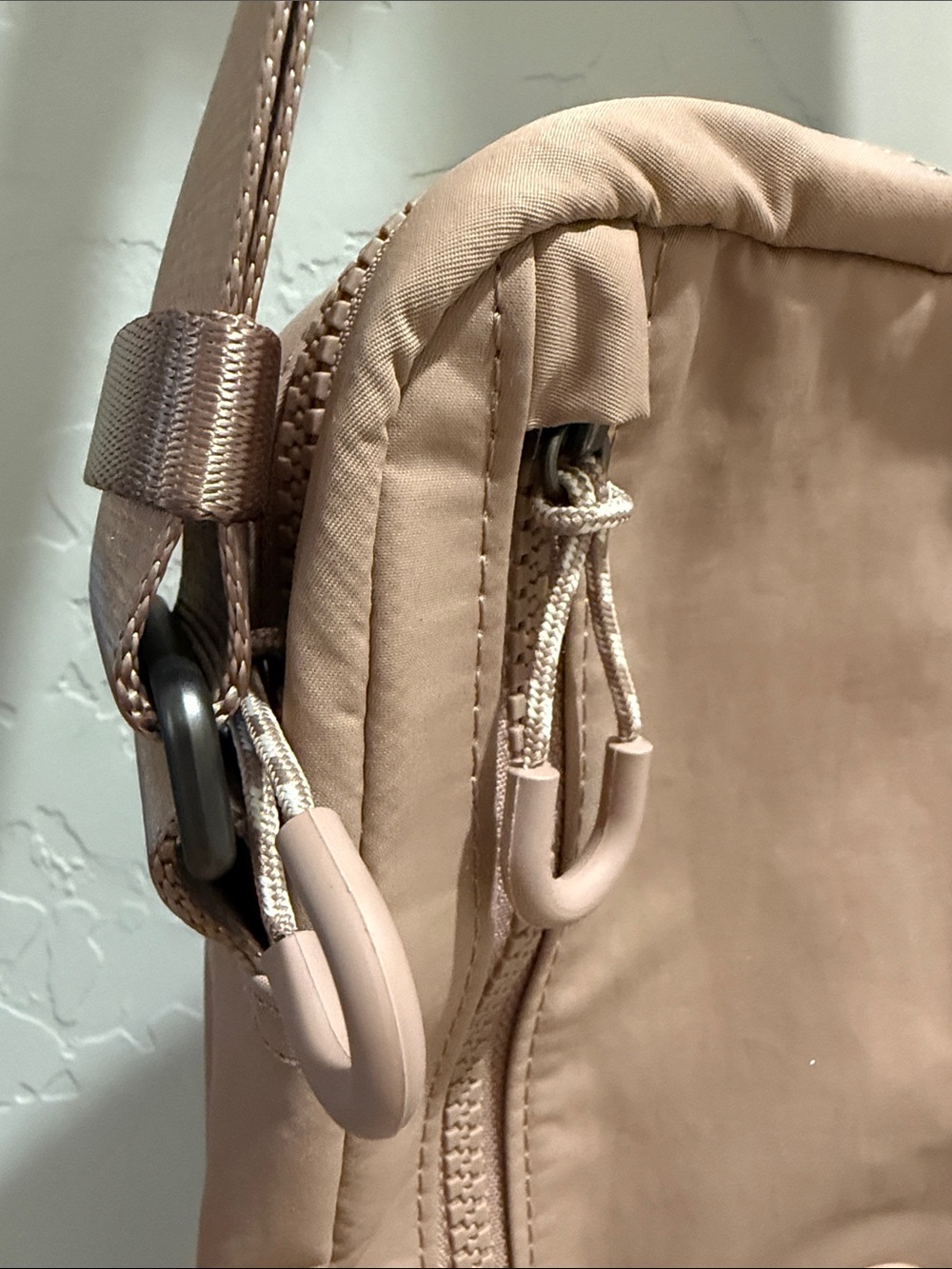 NWOT Vuori All-Around Crossbody Bag Blush Pink - Picture 4 of 8